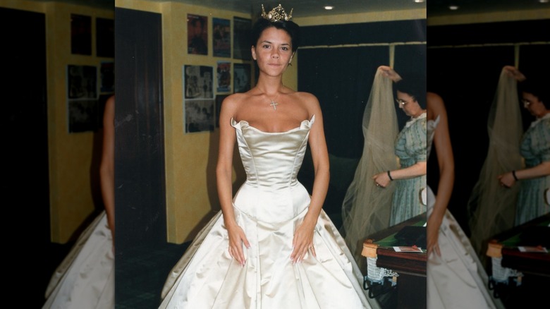 Victoria Beckham probándose su vestido de novia
