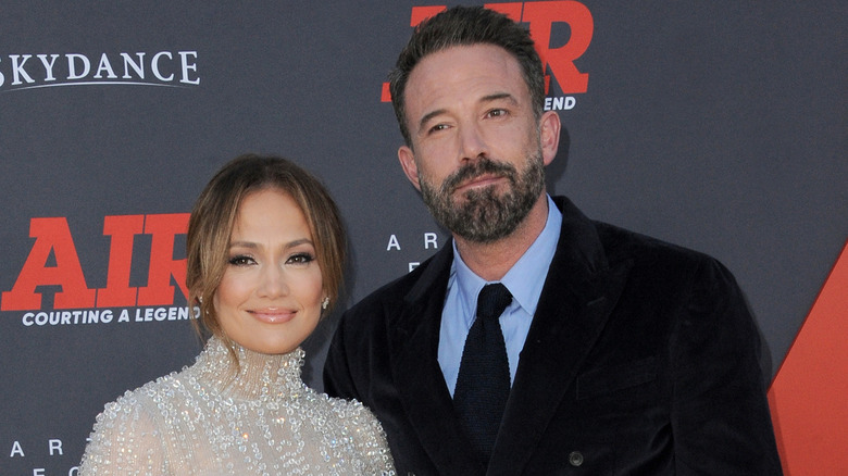 Jennifer López y Ben Affleck en la alfombra roja de Air sonriendo