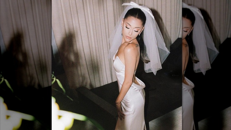 Ariana Grande con su vestido de novia y velo