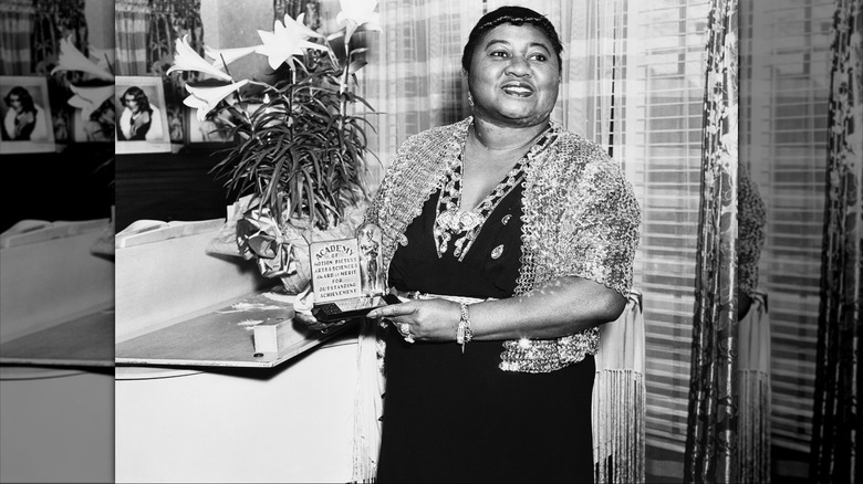 Hattie McDaniel con su Premio de la Academia a la Mejor Actriz de Reparto en 1945