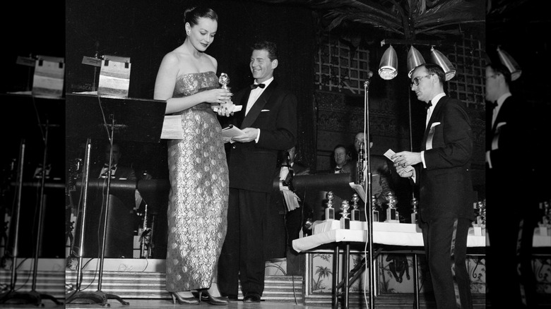 Victoria Shaw gana el premio a la Mejor Estrella Revelación en la 13ª edición de los Globos de Oro en Los Ángeles en febrero de 1956.