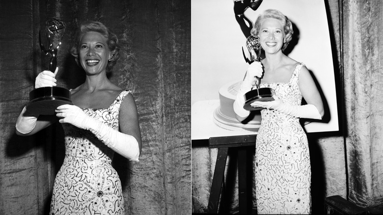Dinah Shore celebra un Emmy en la décima edición anual de los premios Emmy en Los Ángeles en abril de 1958