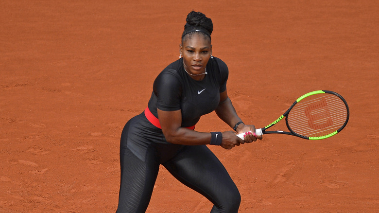 Serena Williams con un traje negro