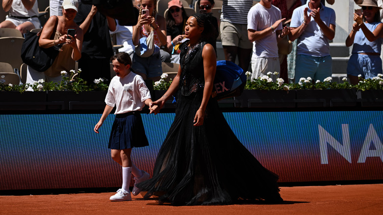 Naomi Osaka luciendo un conjunto negro en el Abierto de Francia de 2026