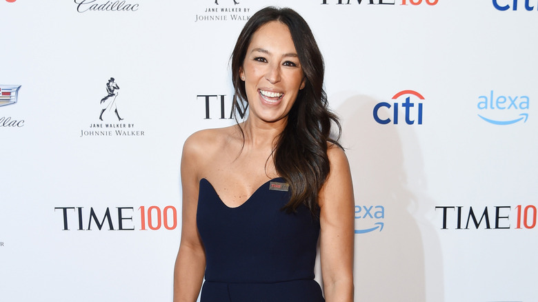 Joanna Gaines sonríe mientras hace una aparición pública