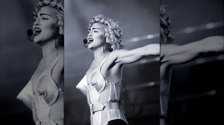 Fotografía en blanco y negro de Madonna con su icónico sujetador cónico.
