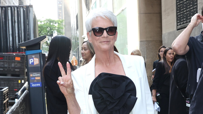Se ve a Jamie Lee Curtis llegando al NBC Upfront en el Radio City Music Hall el 11 de mayo de 2026.