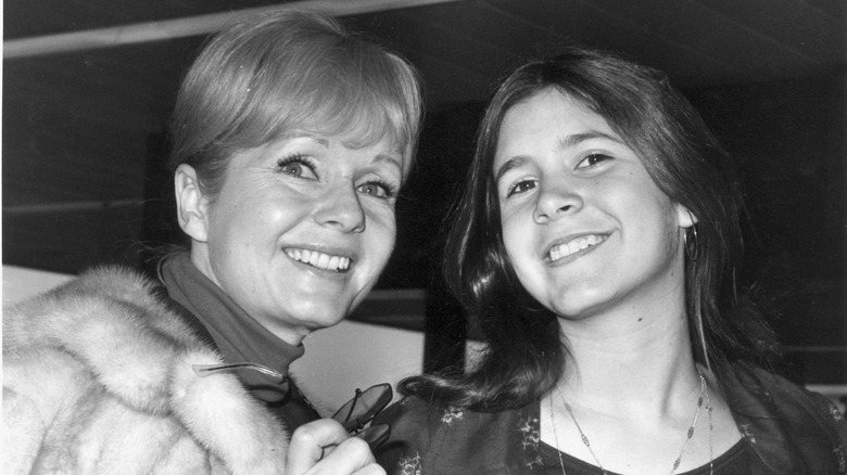 Debbie Reynolds sonríe con su hija Carrie Fisher en febrero de 1972
