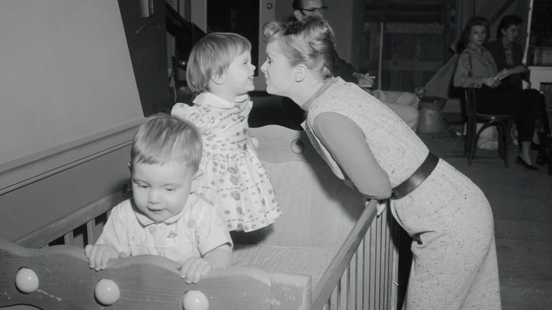 Debbie Reynolds jugando con su hija Carrie, de 2 años y medio, en el set de Say One for Me de 20th Century Fox de 1959.