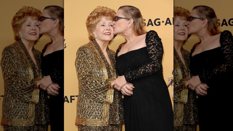 Debbie Reynolds y Carrie Fisher posan en la sala de prensa de la 21ª edición anual de los Screen Actors Guild Awards en el Shrine Auditorium el 25 de enero de 2015 en Los Ángeles.