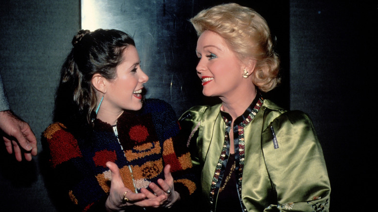 Carrie Fisher y Debbie Reynolds hablan alrededor de 1983