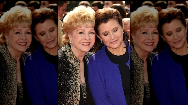 Debbie Reynolds, Carrie Fisher llegando a los Creative Arts Emmys 2011 en el Nokia Theatre el 10 de septiembre de 2011 en Los Ángeles, CA