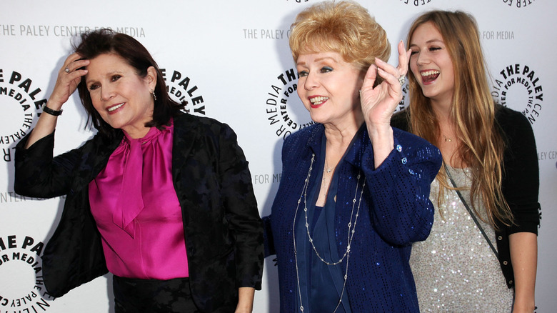 Debbie Reynolds, Carrie Fisher y Billie Lourd asisten al Paley Center y TCM presentan la exposición de recuerdos de Hollywood de Debbie Reynolds, junio de 2011
