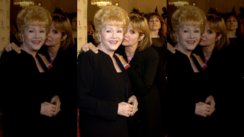 Debbie Reynolds y Carrie Fisher llegan para el segundo desfile anual de moda de celebridades 'Runway For Life' el 19 de agosto de 2003 en Beverly Hills, CA