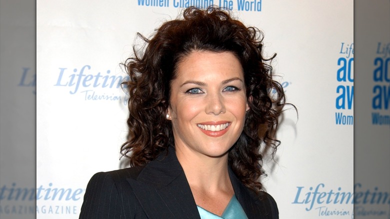 Lauren Graham con el pelo rizado en la alfombra roja de 2003