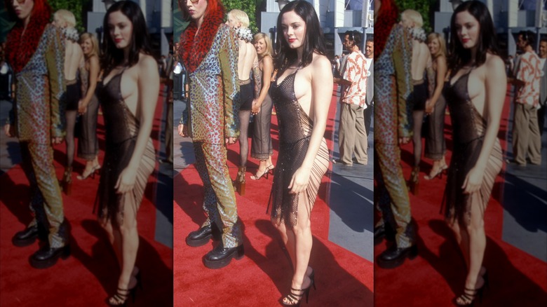 Rose McGowan en los MTV Video Music Awards en 1998