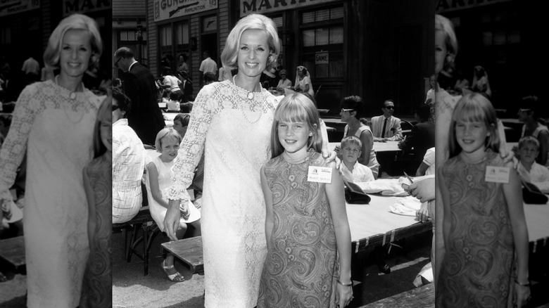 Tippi Hedren y su hija, Melanie Griffith, en una fiesta infantil, un almuerzo de 'Batman' para un orfanato en California 1966