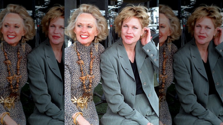 Melanie Griffith con su madre, Tippi Hedren, durante el evento benéfico de preservación animal 'Artistas para Shambhala' el 30 de octubre de 1994 en Acton, California