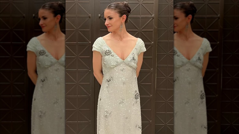 Chloe Malle posa con un vestido cubierto de cristales.