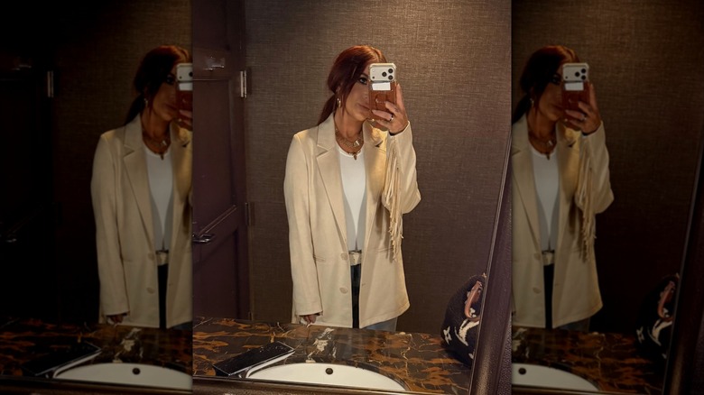 Chelsea DeBoer lleva un blazer con flecos color crema
