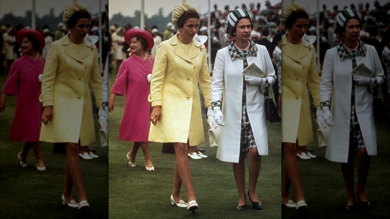 La reina Isabel II (derecha) con la princesa Ana (centro) y la reina madre (1900 - 2002) en Royal Ascot, 16 de junio de 1970
