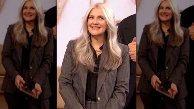 Drew Barrymore con una peluca gris en el set de 