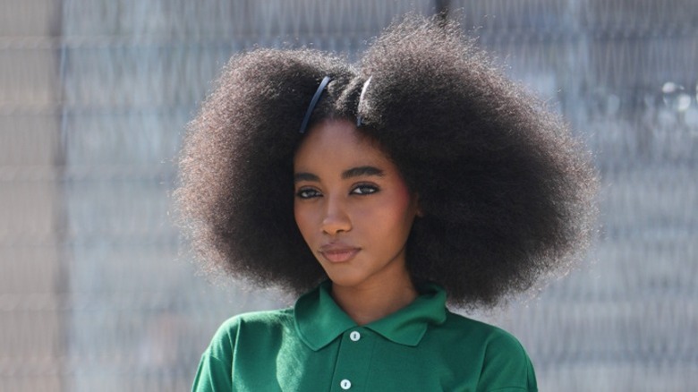 Una mujer con un suave peinado afro.