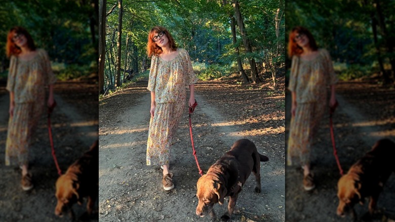 Molly Ringwald paseando a su perro en septiembre de 2025