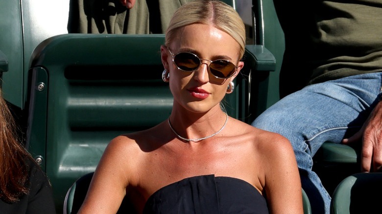 Morgan Riddle se sienta al sol viendo el torneo de tenis de Indian Wells