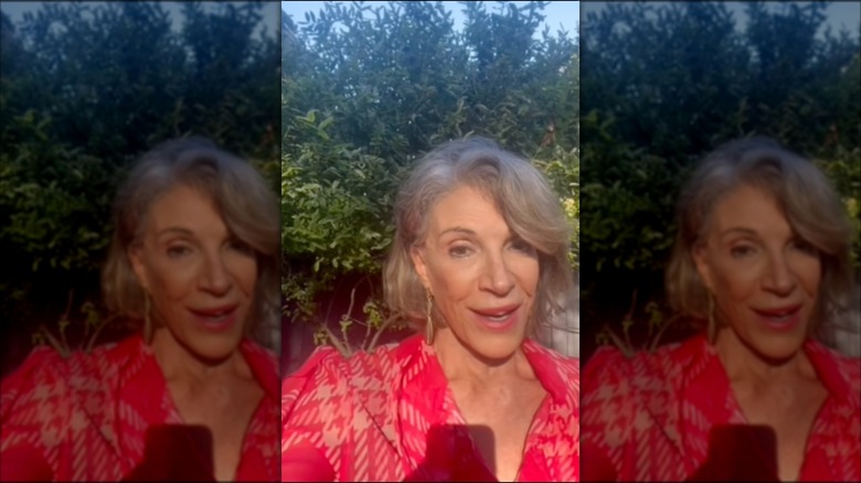 Hilary Farr hablando en un reel de Instagram.