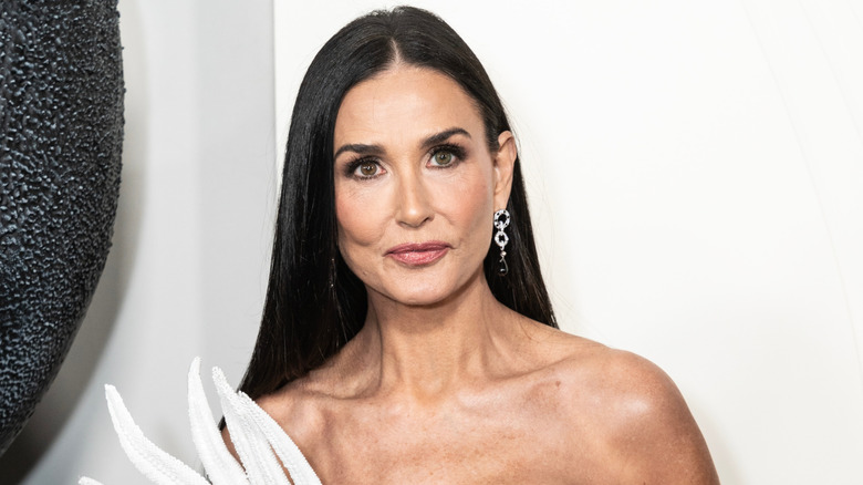 Demi Moore deslumbra con un vestido de corte en la alfombra roja