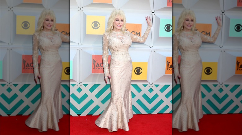 Dolly Parton luce un vestido de encaje beige en los Premios de la Academia de Música Country 2016