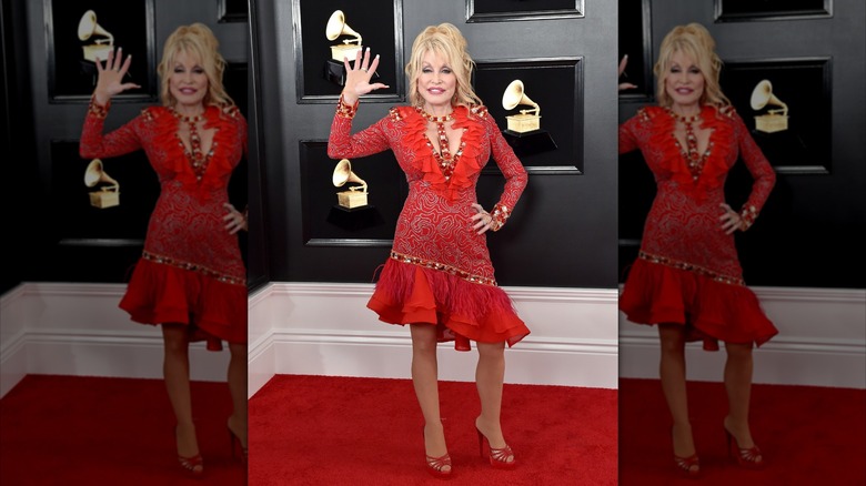 Dolly Parton luce vestido rojo y tacones en los Premios Grammy 2019