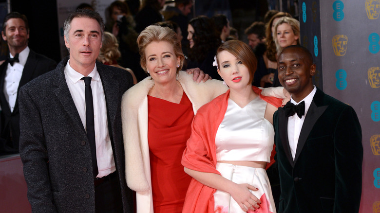Emma Thompson, Greg Wise y Tindyebwa Agaba Wise apoyan a Gaia Wise en el 