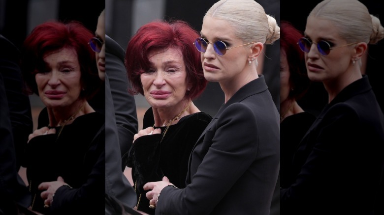 Kelly y Sharon Osbourne en el funeral de Ozzy Osbourne.