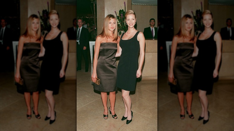 Lisa Kudrow luciendo un vestidito negro posando junto a Jennifer Aniston.