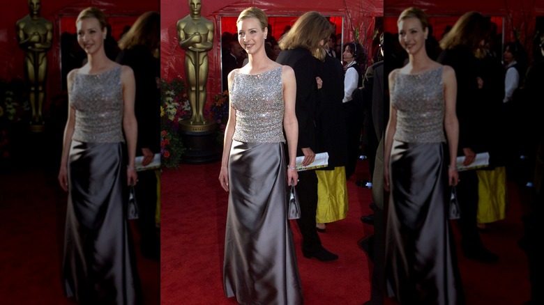 Lisa Kudrow posando en un evento de alfombra roja con un vestido de satén duquesa y lentejuelas.