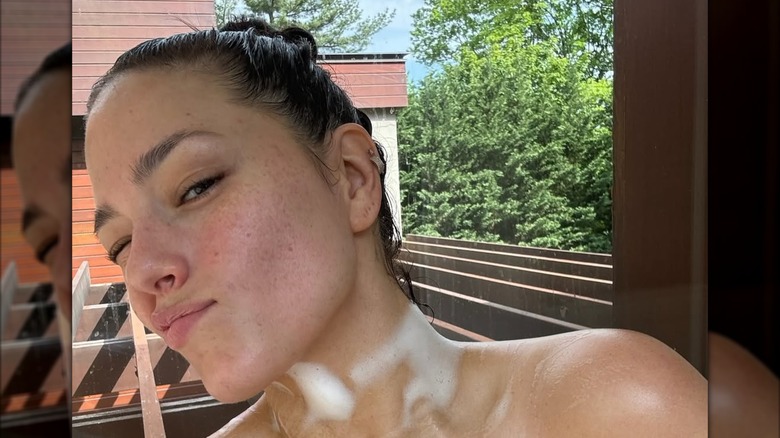 Ashley Graham posa sin maquillaje mientras se baña