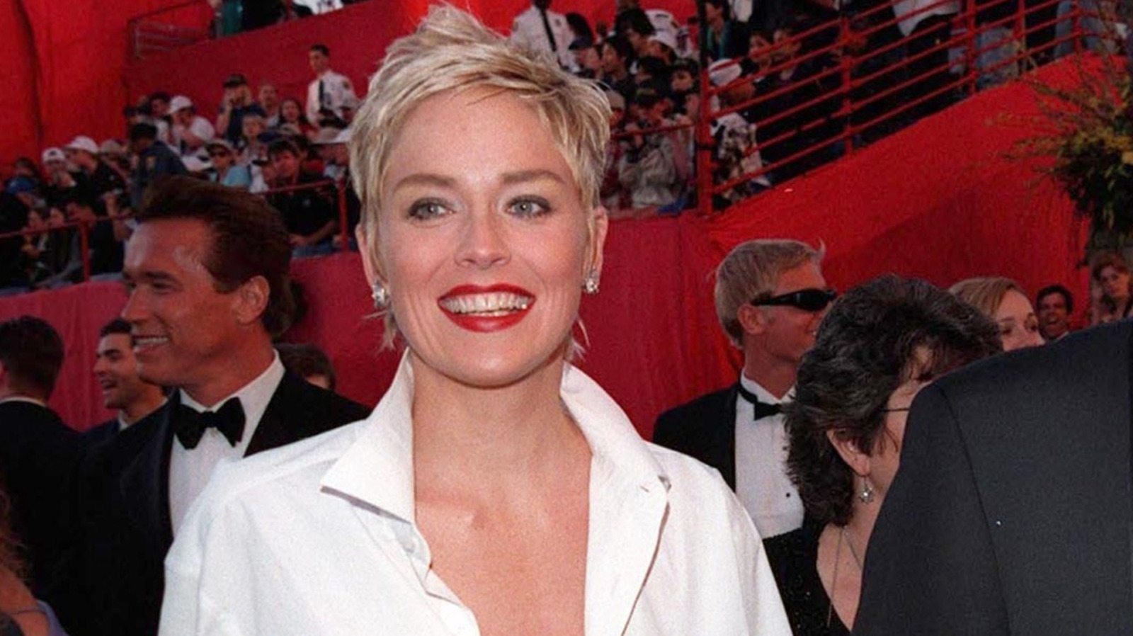 El look más comentado de Sharon Stone en los años 90 es ahora un modelo de moda alto y bajo
