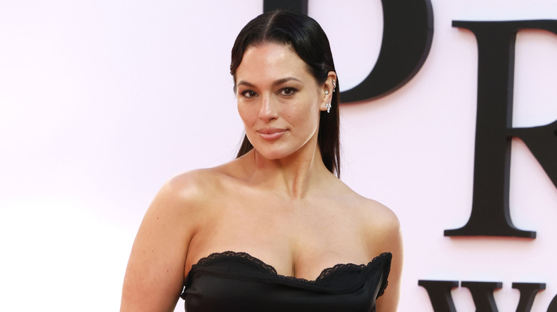 Ashley Graham con un top negro sin tirantes