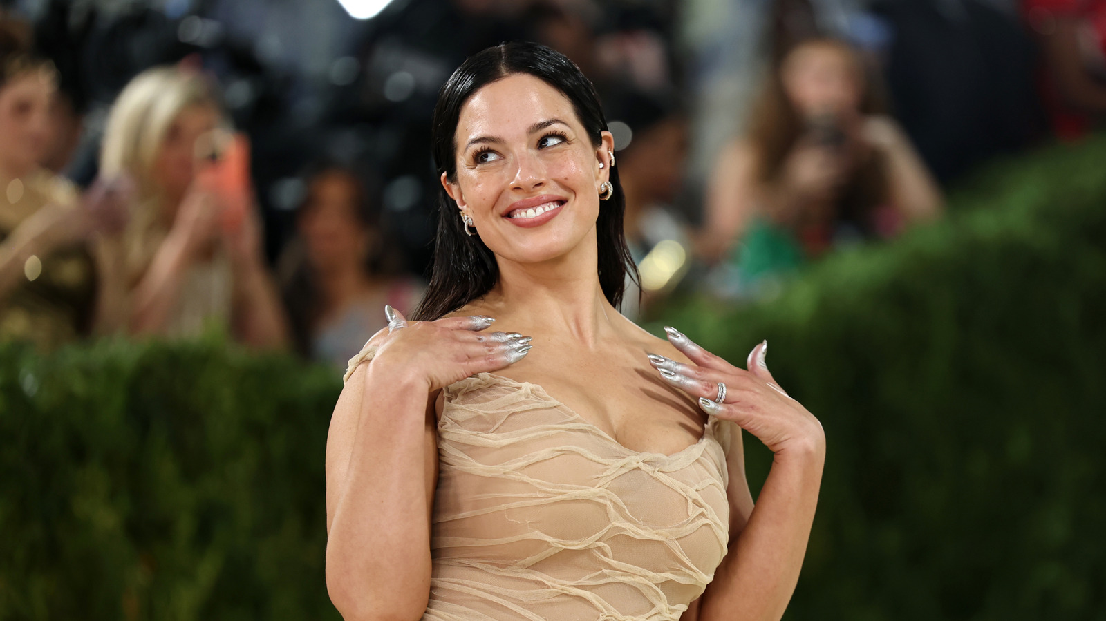 La mentalidad maternal de Ashley Graham es un testimonio de las mujeres que la precedieron