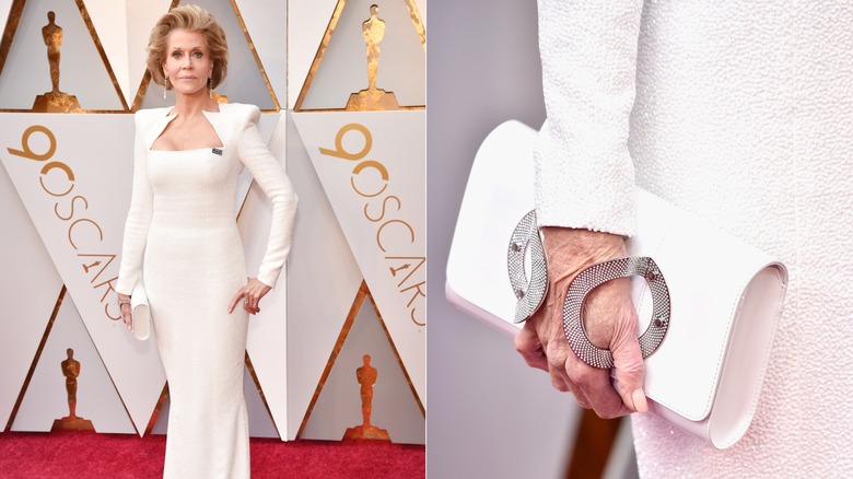 Imagen dividida de Jane Fonda con un vestido blanco estructurado en la alfombra roja a la izquierda y un primer plano de su detallado bolso de mano a la derecha.