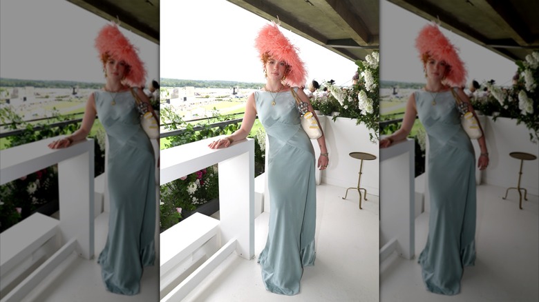 Talitha Howden en Royal Ascot 2026 con un vestido azul y un hatinator rosa.