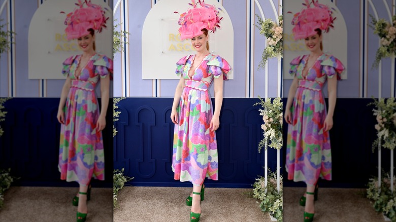 Camilla Kerslake con un vestido de flores y un hatinator rosa en Royal Ascot 2026.