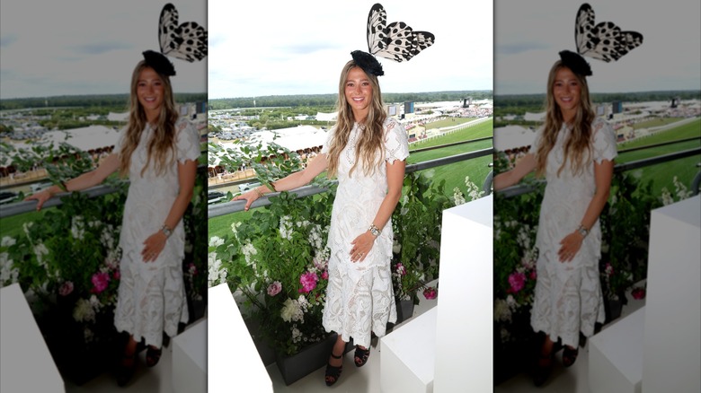 Jemima Howden con un vestido blanco en Royal Ascot 2026.