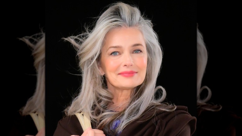 Paulina Porizkova fue fotografiada caminando afuera de CBS Studio en la ciudad de Nueva York en 2025 con su cabello gris ondeando al viento mientras agarraba su bolso.