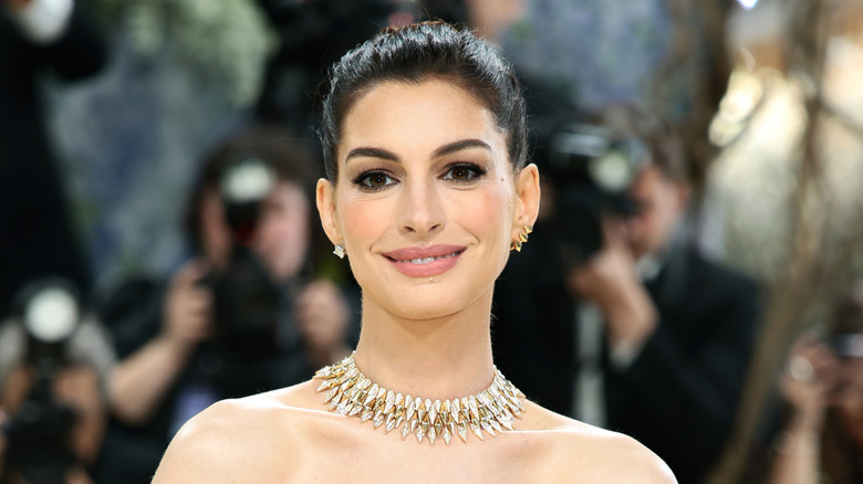 Anne Hathaway en la Met Gala 2026