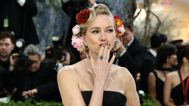 Naomi Watts con manicura floral
