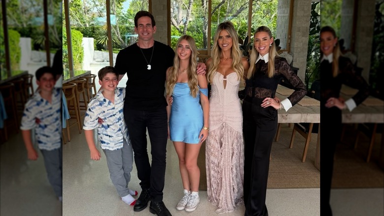 Brayden, Tarek El Moussa, Taylor, Christina Haack y Heather Rae El Moussa posan juntas en interiores con trajes formales.