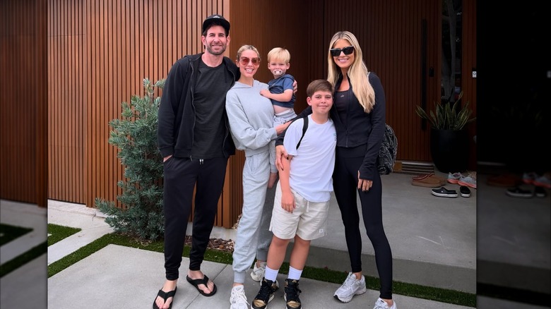 Tarek El Moussa, Heather Rae El Moussa, Tristan, Brayden y Christina Haack sonríen juntos vistiendo ropa informal.